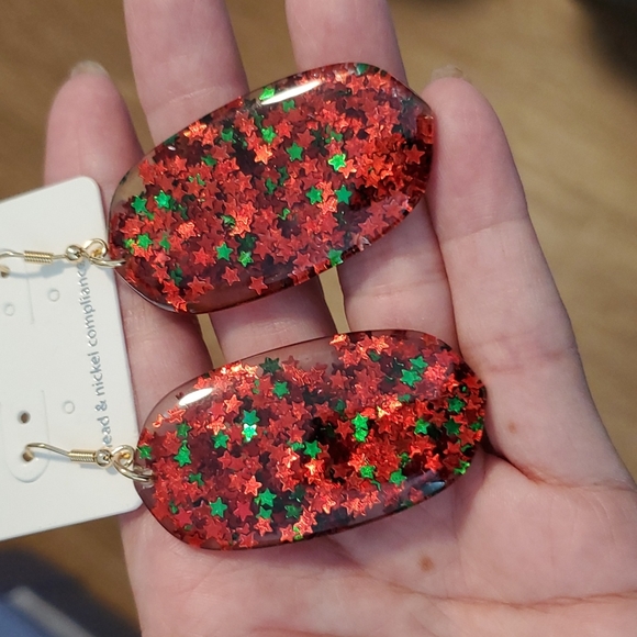 •Red and green star confetti acrylic resin pierced earrings• goldtone hooks• - Picture 3 of 14